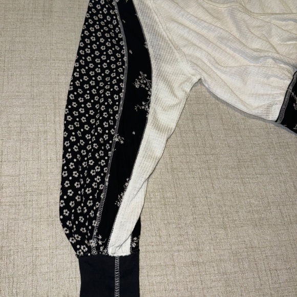 Free People | Auction Thermal Waffle Blk/Wht Floral Print Top | Size XS - Picture 5 of 11
